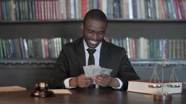 Χαρούμενος Αφρικανός Δικηγόρος Μετρώντας Χρήματα Στο Γραφείο — Αρχείο Βίντεο