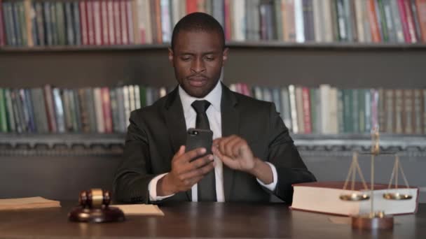 Африканский Адвокат Используя Смартфон Офисе — стоковое видео