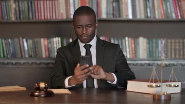 사무실에서 스마트 폰에서 승리를 아프리카 변호사 — 비디오