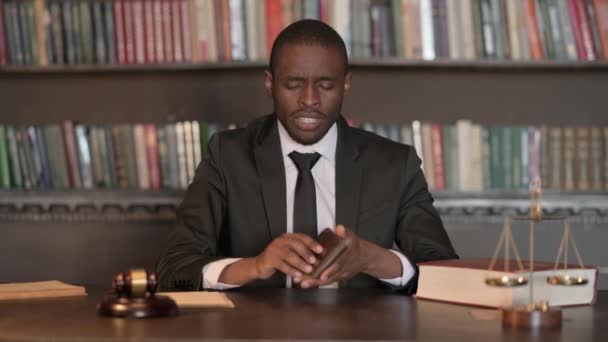 Napjatý Africký Muž Právník Bez Peněz Kabelce — Stock video
