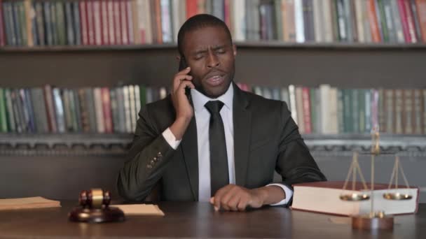 African Mężczyzna Prawnik Podekscytowany Zakupy Online Przez Telefon Biurze — Wideo stockowe