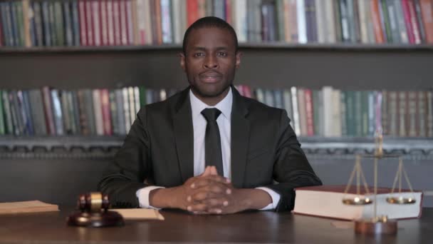Σοβαρός Αφρικανός Δικηγόρος Που Κάθεται Στο Γραφείο — Αρχείο Βίντεο