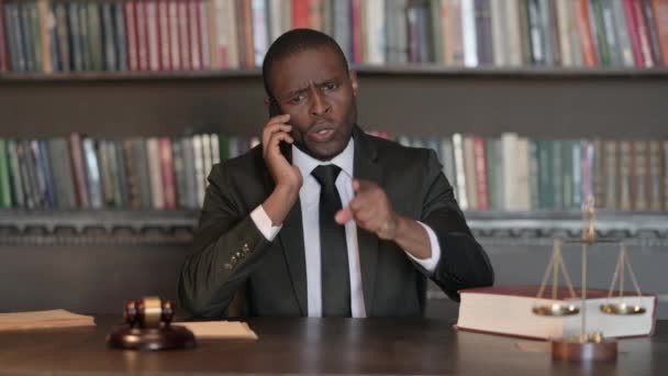 Africano Advogado Masculino Perturbado Por Falha Pagamento Line Telefone Escritório — Vídeo de Stock