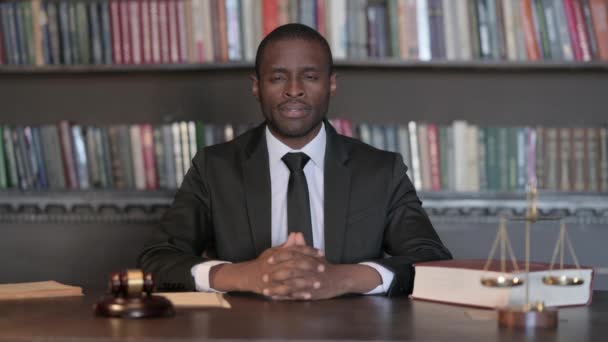 Mosolygó Afrikai Férfi Ügyvéd Nézi Kamera — Stock videók