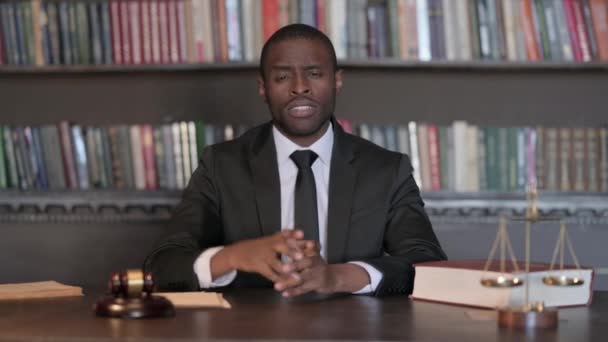 Αντίχειρες Κάτω Από Την Αφρικανική Άντρας Δικηγόρος Στο Γραφείο — Αρχείο Βίντεο