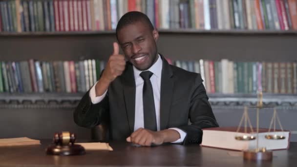 オフィスのアフリカ人男性弁護士による親指 — ストック動画