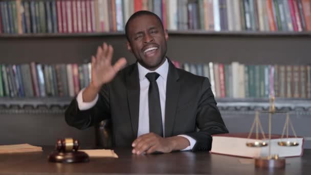 Přivítání Africký Muž Právník Mávání Ruku Úřadu — Stock video