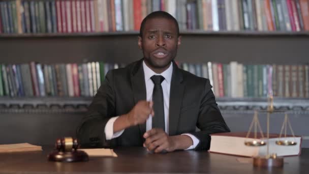 Dühös Afrikai Férfi Ügyvéd Beszél Hivatalban — Stock videók