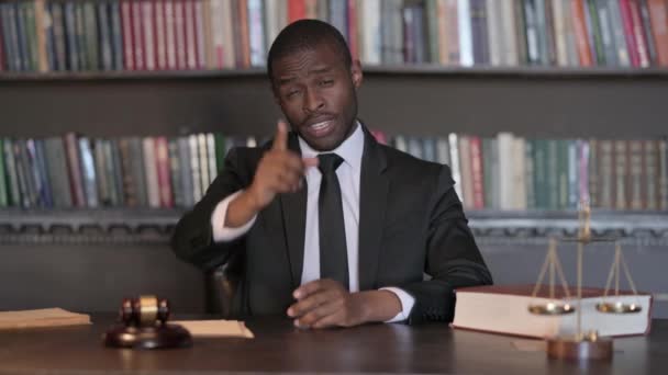 Selecionando Advogado Africano Masculino Apontando Para Câmera — Vídeo de Stock
