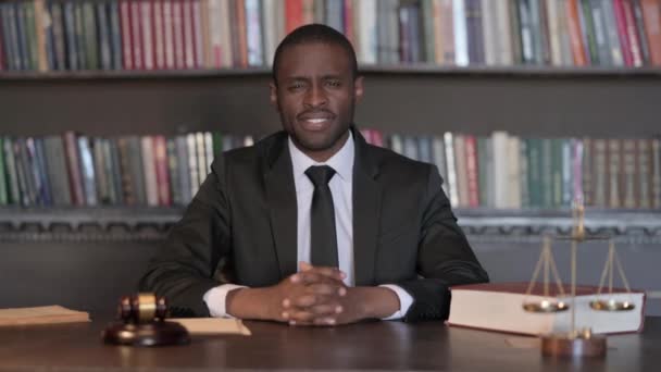Convidando Advogado Africano Masculino Escritório — Vídeo de Stock
