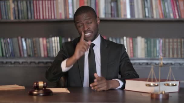 アフリカ人男性弁護士のコール メジェスチャーへの支援 — ストック動画