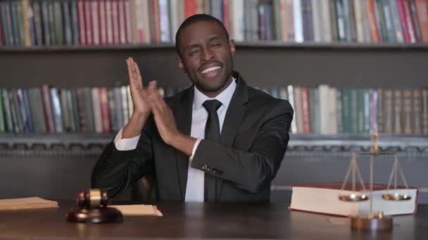 Apreciando Africano Masculino Advogado Clapping Para Equipe — Vídeo de Stock