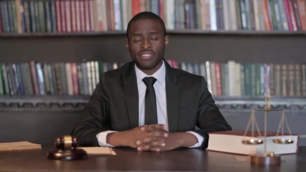 Afrikai Férfi Ügyvéd Kéri Hogy Tartsa Titokban — Stock videók