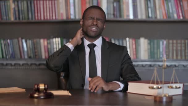 Vermoeide Afrikaanse Man Advocaat Met Nekpijn Office — Stockvideo