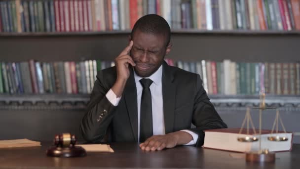 Ofisinde Migreni Olan Afrikalı Erkek Avukat — Stok video