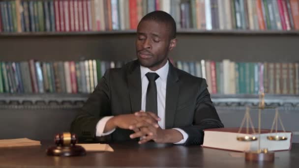 Αφρικανός Δικαστής Χτυπά Gavel Ανακοινώσει Την Ποινή — Αρχείο Βίντεο