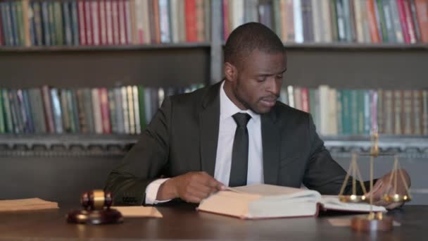 Afrikansk Manlig Advokat Läsa Lagbok Inför Domstol — Stockvideo