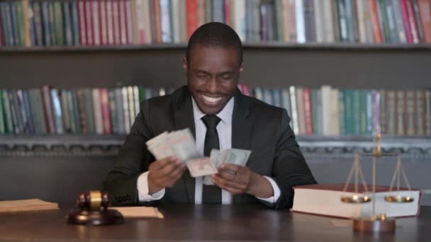 Afrikansk Manlig Advokat Räkna Pengar Office — Stockvideo