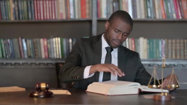非洲男性律师在任的沉思读物 — 图库视频影像