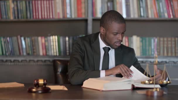 非洲男性律师在法庭上阅读法律书籍时感到兴奋 — 图库视频影像