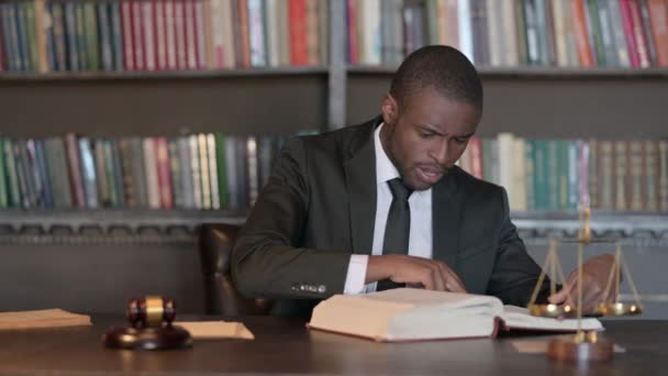 Αφρικανός Άντρας Δικηγόρος Αναστατωμένος Διαβάζοντας Law Book Ενώπιον Του Δικαστηρίου — Αρχείο Βίντεο