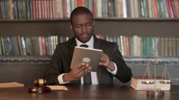 Africký Muž Právník Pomocí Tabletu Kanceláři — Stock video