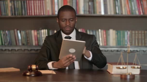 Africký Muž Právník Slaví Úspěch Tabletu Kanceláři — Stock video