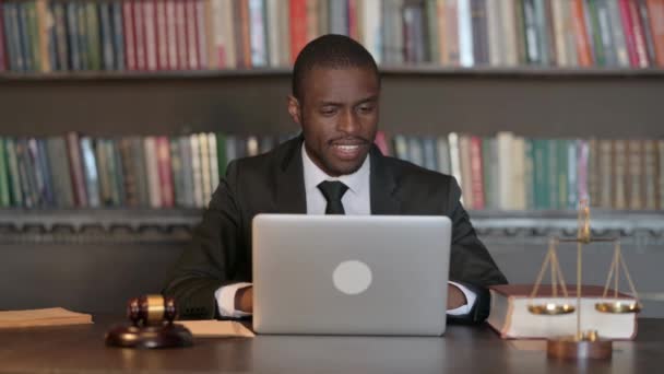 アフリカの男性弁護士ラップトップで働く — ストック動画