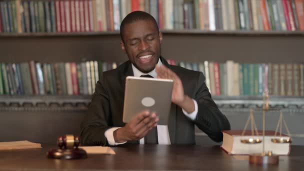 Avocat Masculin Africain Faisant Chat Vidéo Sur Tablette Bureau — Video