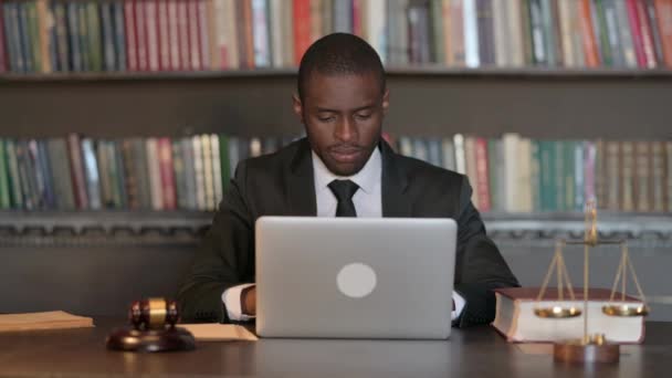 Afrikansk Man Advokat Chockad Förlust Laptop — Stockvideo