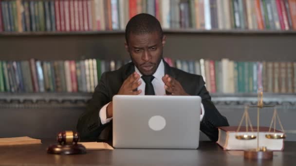 Online Video Chat Από Αφρικανός Δικηγόρος Στο Laptop — Αρχείο Βίντεο