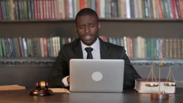 Avocat Masculin Africain Tendu Travaillant Sur Cas Bureau — Video