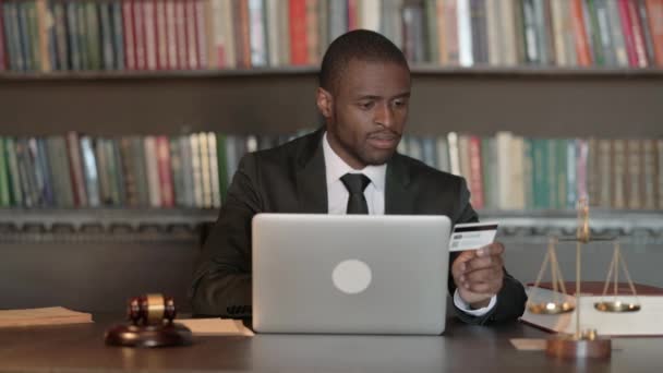 Afrikai Férfi Ügyvéd Csinál Online Vásárlás Laptop — Stock videók