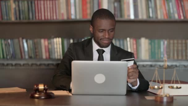 Afrikaanse Mannelijke Advocaat Met Betalingsverzuim Het Werk — Stockvideo