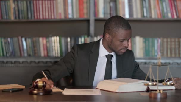 Afrikaanse Mannelijke Advocaat Werken Aan Documenten Office — Stockvideo