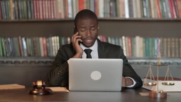 Afrikaanse Man Advocaat Praten Telefoon Met Klant — Stockvideo