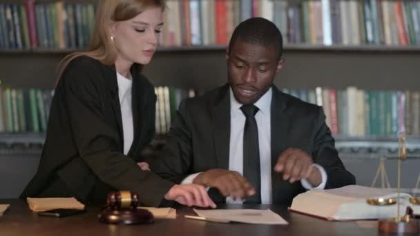Zespół Prawników Podpisujący Dokumenty Prawne Biurze — Wideo stockowe