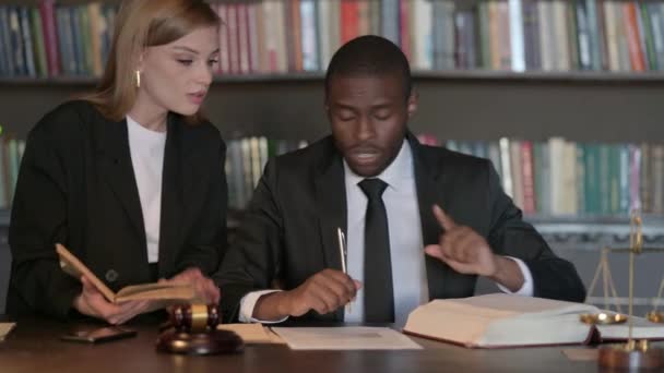 Мужчины Женщины Юристы Спорят Юридических Документах Офисе — стоковое видео