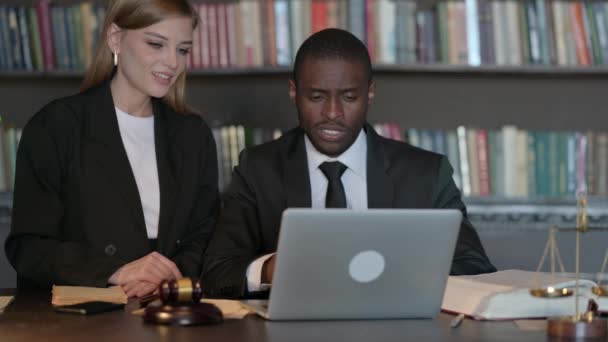 Ofiste Çevrimiçi Video Sohbeti Yapan Erkek Kadın Avukatlar — Stok video