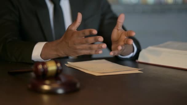 Hand Gebaar Van Pratende Afrikaanse Mannelijke Advocaat — Stockvideo