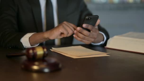 Zamknij Afrykańskiego Sędziego Pomocą Smartfona Sądzie — Wideo stockowe