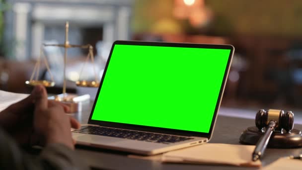 在法庭上用绿色屏风的笔记本电脑与法官进行近距离接触 — 图库视频影像