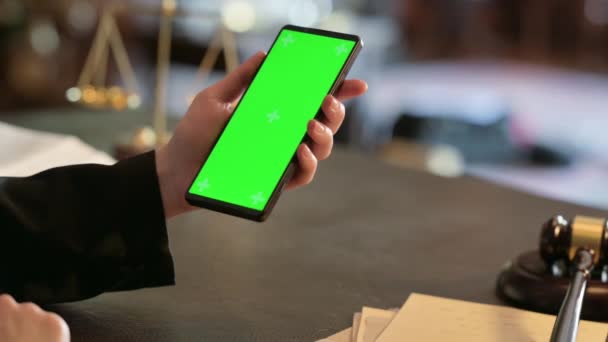 Jueza Que Sostiene Teléfono Con Pantalla Verde Corte — Vídeo de stock