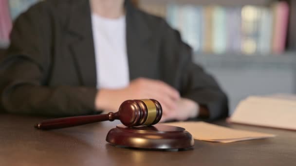 Close Judge Striking Gavel Announce Sentence — Stock video