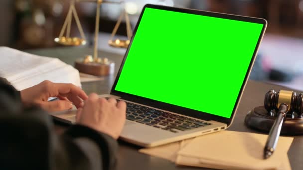 グリーンスクリーンでラップトップを使用して女性裁判官のクローズアップ — ストック動画