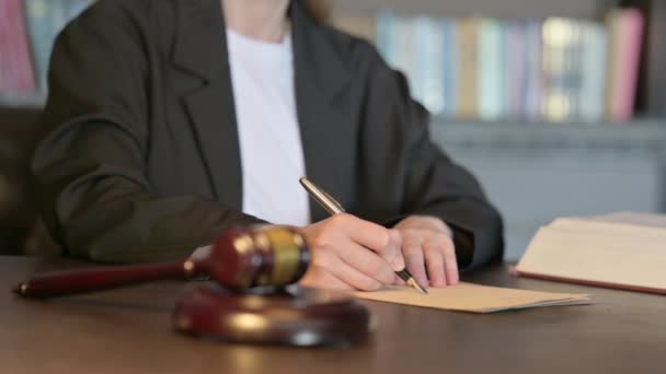 Close Juiz Jovem Escrevendo Veredicto Tribunal — Vídeo de Stock