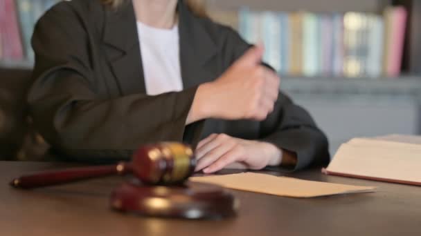 按司法规模分列的法院女法官对拇指的近距离调查 — 图库视频影像