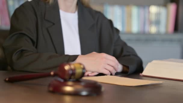 Женщина Судья Суде Закрыла Пальцы Рук Набросившись Правосудие — стоковое видео