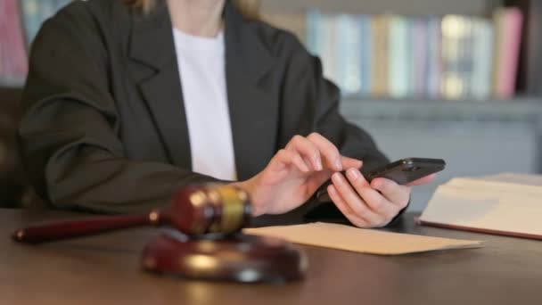 Lähikuva Nuoren Tuomarin Avulla Smartphone Tuomioistuimessa — kuvapankkivideo