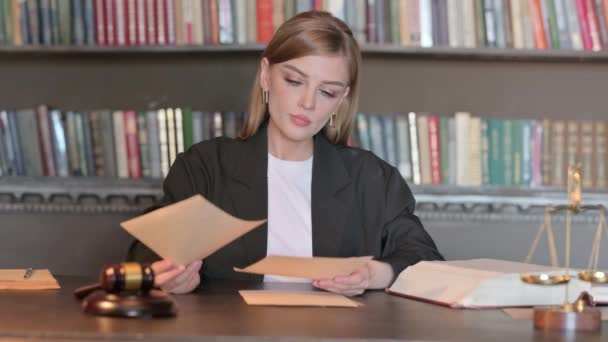 Jonge Vrouwelijke Advocaat Die Juridische Documenten Leest Het Kantoor — Stockvideo